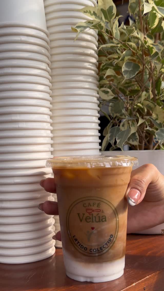 Latte frío servido en Café Velúa